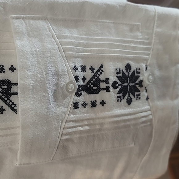 Shuudi brand Mexican linen men's vacation shirt white with navy blue embroidery - Picture 6 of 17